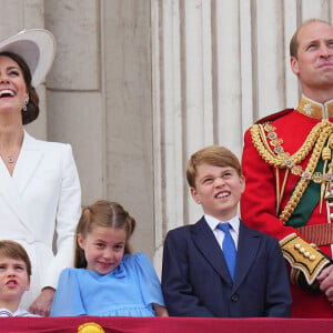 Catherine Kate Middleton, duchesse de Cambridge, le prince William, duc de Cambridge et leurs enfants, le prince Louis, le prince George et la princesse Charlotte - Les membres de la famille royale regardent le défilé Trooping the Colour depuis un balcon du palais de Buckingham à Londres lors des célébrations du jubilé de platine de la reine le 2 juin 2022. 