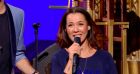 Chimène Badi interprète son titre "Miroir" à une fan dans l'émission "Le Big Show" et oublie les paroles !