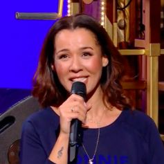 Chimène Badi interprète son titre "Miroir" à une fan dans l'émission "Le Big Show" et oublie les paroles !