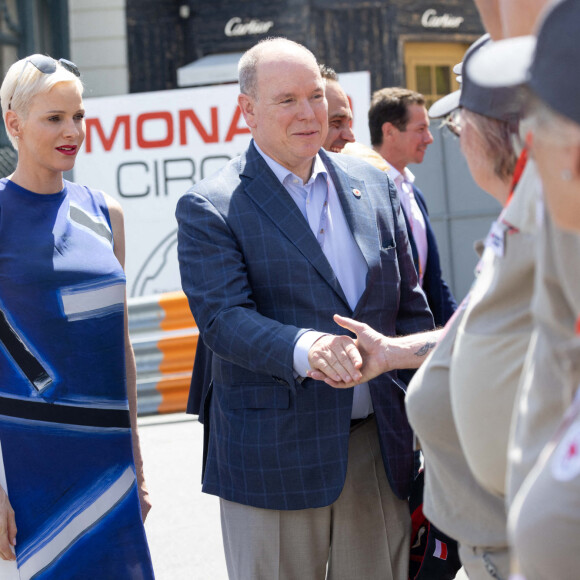 Le prince Albert II et la princesse Charlène de Monaco rendent visite aux bénévoles de la croix rouge du Grand Prix de Formule 1 de Monaco, le 28 mai 2022. © Olivier Huitel/Pool Monaco/Bestimage