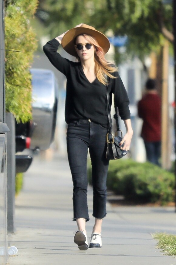 Le chapeau de Amber Heard s'envole avec le vent à la sortie du Cafe Gratitude à West Hollywood, le 10 novembre 2017.