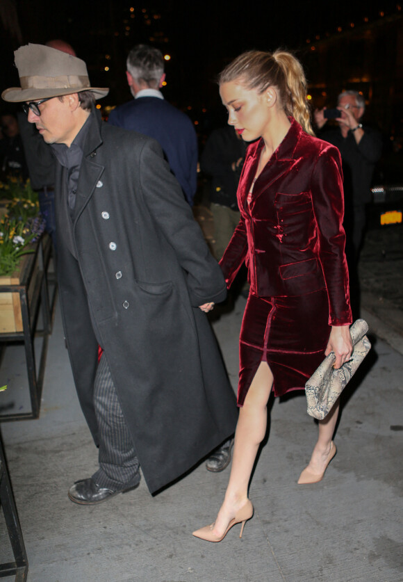 Johnny Depp et sa fiancée Amber Heard vont dîner au restaurant pour l'anniversaire de cette dernière (28 ans) à New York, le 21 avril 2014. 