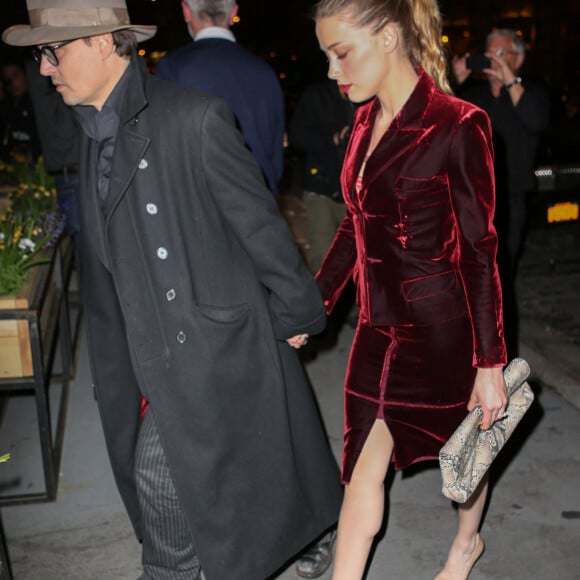 Johnny Depp et sa fiancée Amber Heard vont dîner au restaurant pour l'anniversaire de cette dernière (28 ans) à New York, le 21 avril 2014. 