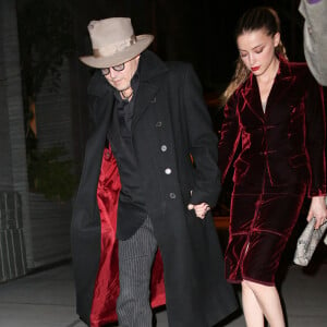 Johnny Depp et sa fiancée Amber Heard vont dîner au restaurant pour l'anniversaire de cette dernière (28 ans) à New York, le 21 avril 2014. 