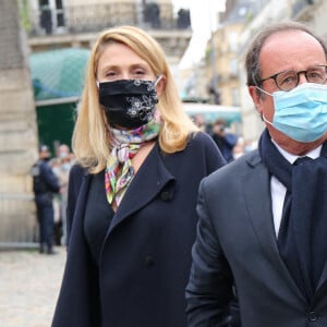 François Hollande et sa compagne Julie Gayet - Arrivées aux obsèques de Juliette Gréco en l'église Saint-Germain-des-Prés. Le 5 octobre 2020