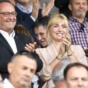 François Hollande et sa compagne Julie Gayet assistent au match de rugby du Top 14 opposant Brive (CAB) à Clermont (ASM) au stade Amédée-Domenech à Brive-la-Gaillarde, France, le 8 septembre 2019