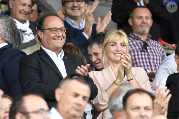 François Hollande et sa compagne Julie Gayet assistent au match de rugby du Top 14 opposant Brive (CAB) à Clermont (ASM) au stade Amédée-Domenech à Brive-la-Gaillarde, France, le 8 septembre 2019