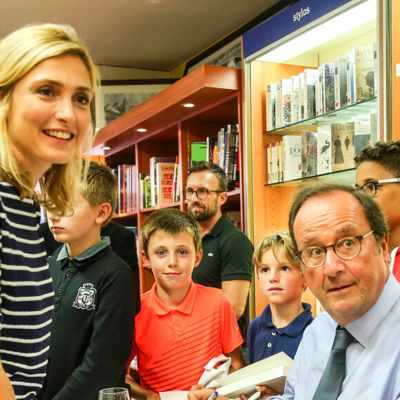 L'ancien président de la République François Hollande a dédicacé son livre "Les leçons du pouvoir" en compagnie de Julie Gayet et de sa chienne Philae, à la libraire "OCEP- Place Média" à Octenville puis à "L'Encre Bleue" à Granville le 1er septembre 2018.