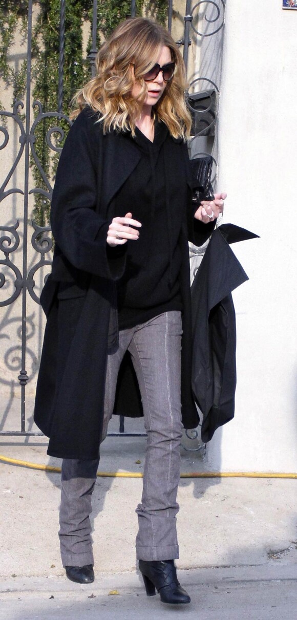 Ellen Pompeo à Los Angeles, sortant de son domicile pour se rendre aux Studios Universal, le 2 février 2010
