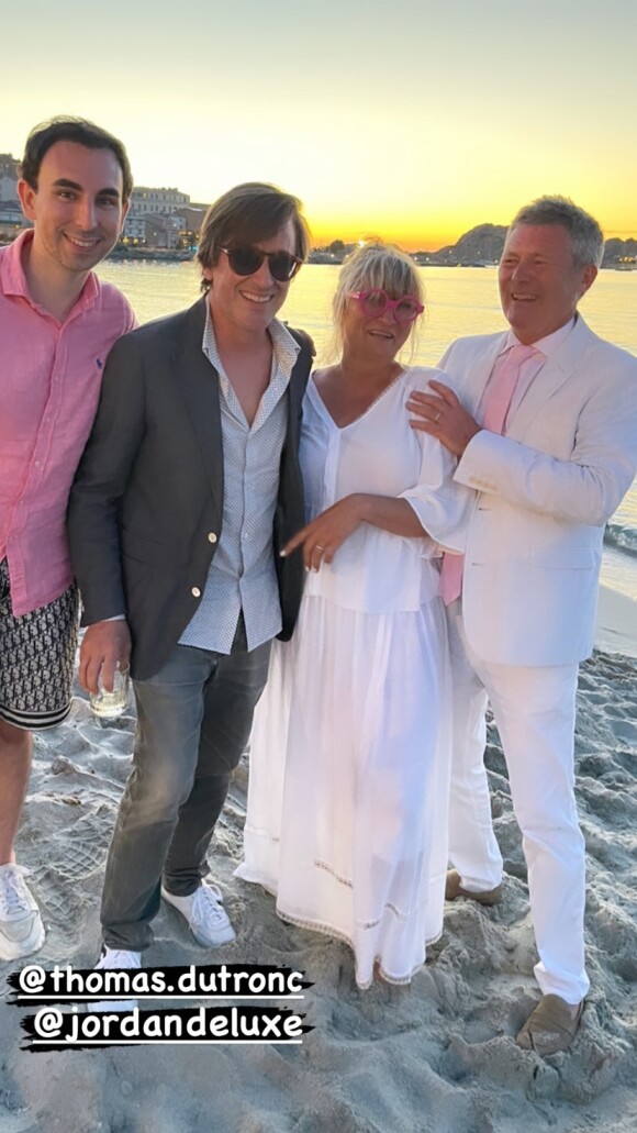Christine Bravo et son mari Stéphane pose avec Thomas Dutronc et Jordan De Luxe lors de la soirée de leur mariage en Corse le 11 juin 2022.