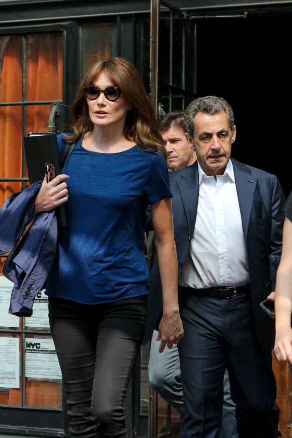 Exclusif - Carla Bruni-Sarkozy et son mari l'ancien Président Nicolas Sarkozy quittent un hôtel de New York le 14 juin 2017. Carla Bruni-Sarkozy a chanté la veille, le 13 juin 2017 des extraits de son nouvel album " French Touch " dans le club de jazz " Le Poisson rouge " dans le quartier de Greenwich.