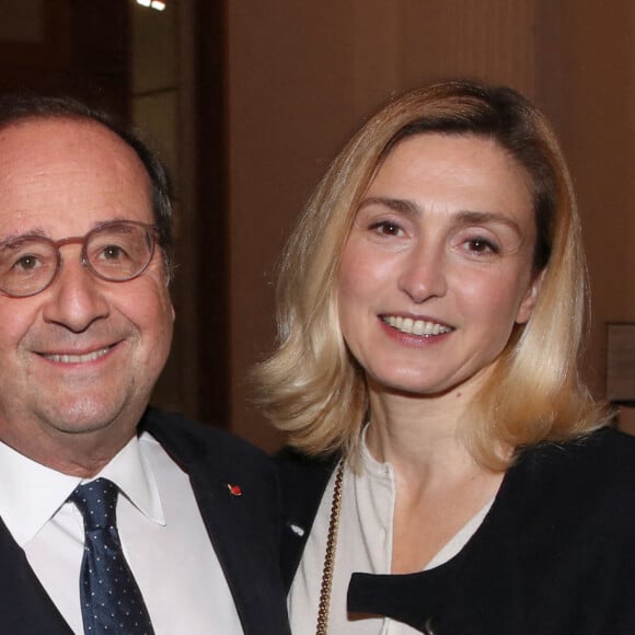 François Hollande et sa compagne Julie Gayet - Vernissage de l'exposition de la Collection François Pinault du Sculpteur Charles Ray à la Bourse du Commerce à Paris, France, le 15 Février 2022. Bertrand Rindoff/Bestimage 