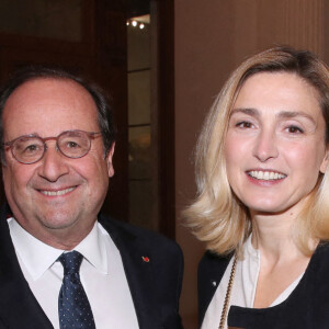 Semi-exclusif - François Hollande et sa compagne Julie Gayet - Vernissage de l'exposition de la Collection François Pinault du Sculpteur Charles Ray à la Bourse du Commerce à Paris, France, le 15 Février 2022. Bertrand Rindoff/Bestimage 