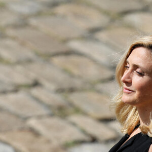 François Hollande et sa compagne Julie Gayet lors de la cérémonie d'hommage national à Jean-Paul Belmondo à l'Hôtel des Invalides à Paris, France, le 9 septembre 2021. © Dominique Jacovides/Bestimage 