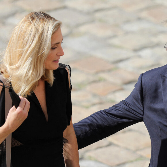 François Hollande et sa compagne Julie Gayet lors de la cérémonie d'hommage national à Jean-Paul Belmondo à l'Hôtel des Invalides à Paris, France, le 9 septembre 2021. © Dominique Jacovides/Bestimage 