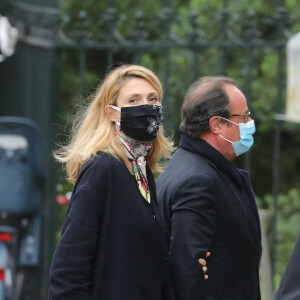 François Hollande et sa compagne Julie Gayet - Arrivées - Les obsèques de Juliette Gréco en l'église Saint-Germain-des-Prés, à Paris le 5 octobre 2020. © JACOVIDES-MOREAU / BESTIMAGE 