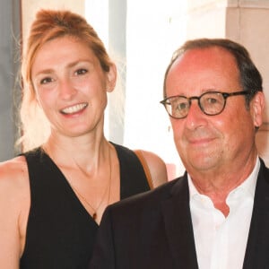 Julie Gayet (productrice du film "Les Joueuses") et son compagnon François Hollande - François Hollande croise les acteurs du film "Les Joueuses" au restaurant "Chez Paul" en marge du Festival du film Francophone d'Angoulême © Coadic Guirec / Bestimage  