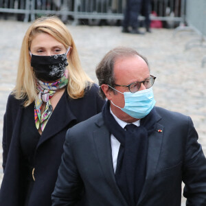 François Hollande et sa compagne Julie Gayet - Arrivées aux obsèques de Juliette Gréco en l'église Saint-Germain-des-Prés. Le 5 octobre 2020 © Jacovides-Moreau / Bestimage 