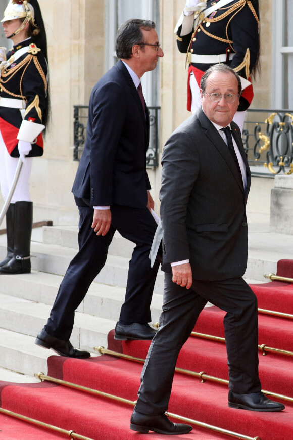 L'ancien président français, François Hollande arrive au palais présidentiel de l'Élysée, à Paris, le 7 mai 2022, pour assister à la cérémonie d'investiture d'Emmanuel Macron comme président français, suite à sa réélection le 24 avril dernier © Stéphane Lemouton/Bestimage 