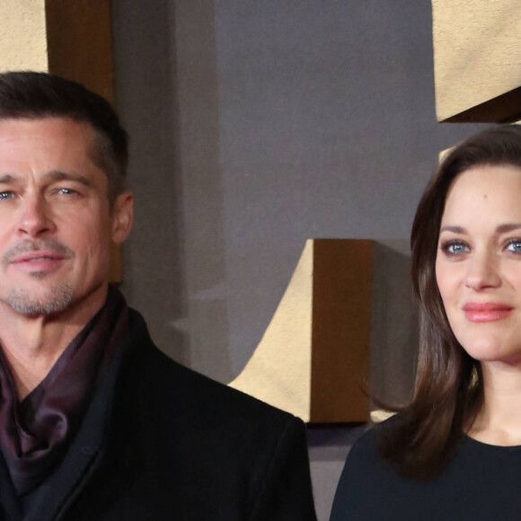 Brad Pitt et Marion Cotillard (habillée en Stella Mc Cartney) enceinte à la première de 'Alliés' ('Allied') aux cinémas Odeon à Leicester Square à Londres, Royaume Uni, le 21 novembre 2016.