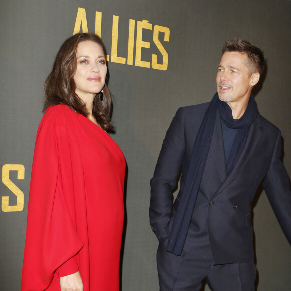 Marion Cotillard (robe Dior) enceinte, Brad Pitt - Avant-première du film "Alliés" au cinéma UGC Normandie à Paris, le 20 novembre 2016. © Christophe Aubert via Bestimage 