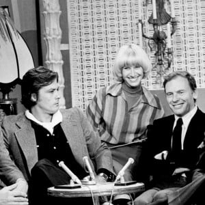 Archives - En France, à Paris, sur le plateau de l'émission "Midi Première", Roger BORNICHE, Alain DELON, Danièle GILBERT, Jean-Louis TRINTIGNANT et Jacques Deray. Le 29 septembre 1975 © Michel Croizard via Bestimage