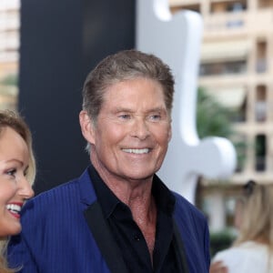 David Hasselhoff et sa femme Hayley Roberts au photocall de la cérémonie d'ouverture de la 61ème édition du Festival de Télévision de Monte-Carlo au Grimaldi Forum, à Monaco, le 17 juin 2022. © Claudia Albuquerque/Bestimage 