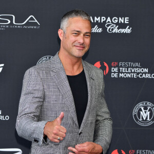 Taylor Kinney et Ashley Cruger au photocall de la cérémonie d'ouverture de la 61ème édition du Festival de Télévision de Monte-Carlo au Grimaldi Forum, à Monaco, le 17 juin 2022. © Bruno Bebert/Bestimage 