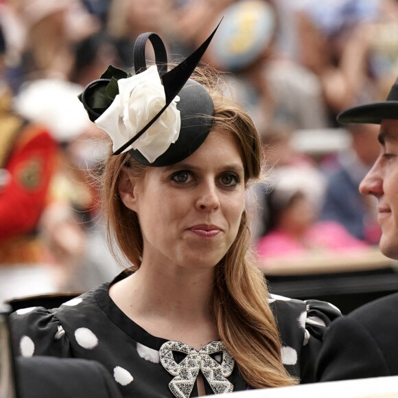 La Princesse Beatrice et Edoardo Mapelli Mozzi arrivent dans la procession royale pour le dernier jour du Royal Ascot.