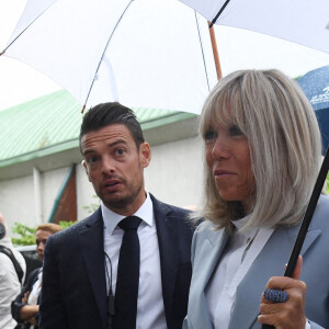 Le président de la République française, Emmanuel Macron et sa femme la Première Dame, Brigitte Macron ont voté pour le deuxième tour des élections législatives au Touquet, France, le 19 mai 2022. © Giancarlo Gorassini/Bestimage 