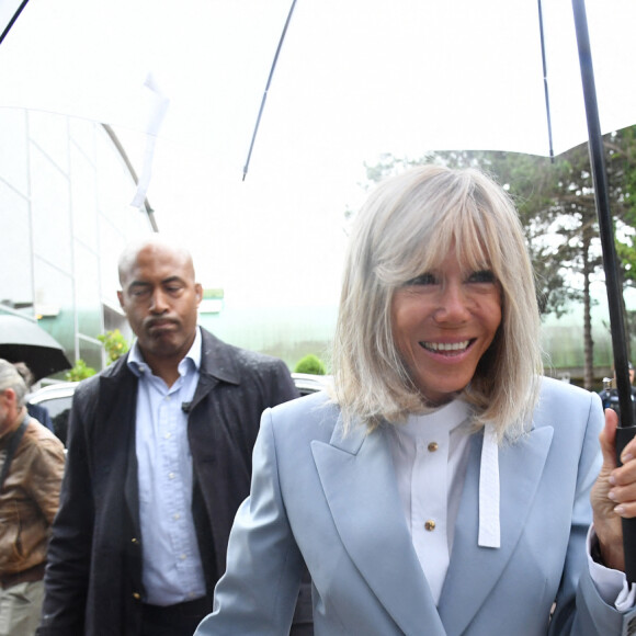 Le président de la République française, Emmanuel Macron et sa femme la Première Dame, Brigitte Macron ont voté pour le deuxième tour des élections législatives au Touquet, France, le 19 mai 2022. © Giancarlo Gorassini/Bestimage 