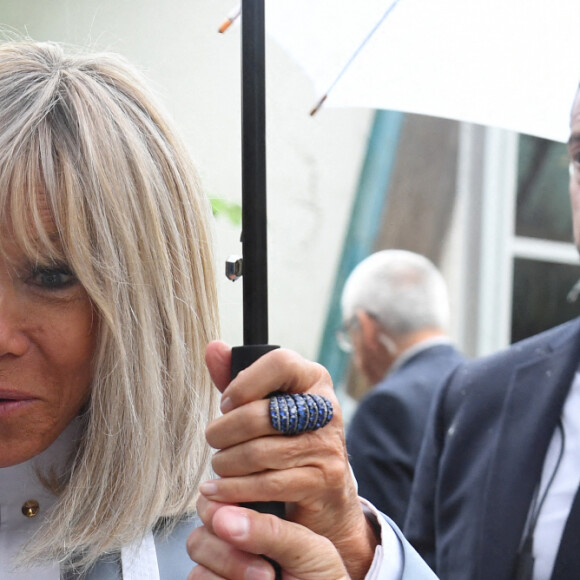 Le président de la République française, Emmanuel Macron et sa femme la Première Dame, Brigitte Macron ont voté pour le deuxième tour des élections législatives au Touquet, France, le 19 mai 2022. © Giancarlo Gorassini/Bestimage 