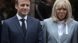 Brigitte Macron très chic en tailleur gris perle pour aller voter avec Emmanuel sous la pluie !