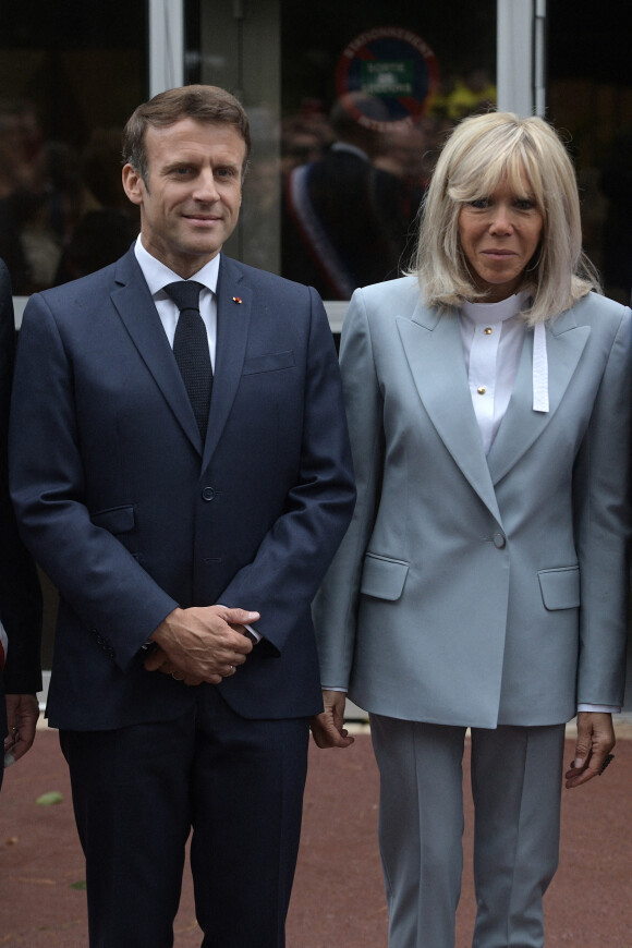 Le président de la République française, Emmanuel Macron et sa femme la Première Dame, Brigitte Macron ont voté pour le deuxième tour des élections législatives au Touquet, France. © Giancarlo Gorassini/Bestimage 