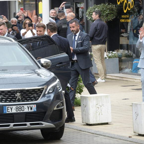 Le président de la République française, Emmanuel Macron et sa femme la Première Dame, Brigitte Macron ont voté pour le deuxième tour des élections législatives au Touquet, France, le 19 mai 2022. © Giancarlo Gorassini/Bestimage 