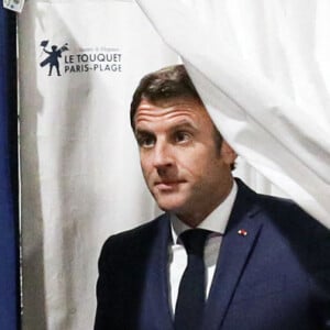Le président de la République française, Emmanuel Macron vote pour le second tour des élections législatives, au Touquet, France, le 19 juin 2022. © Stéphane Lemouton/Bestimage 