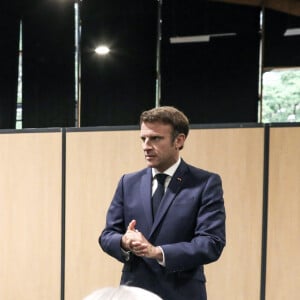 Le président de la République française, Emmanuel Macron vote pour le second tour des élections législatives, au Touquet, France, le 19 juin 2022. © Stéphane Lemouton/Bestimage 
