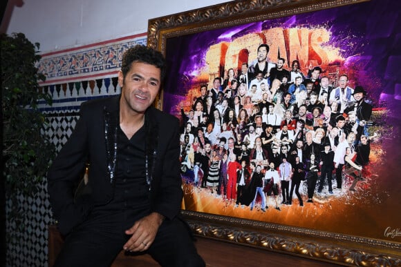 Exclusif - Jamel Debbouze avec un tableau pour célébrer les 10 ans du "Marrakech du Rire" à l'hôtel Selman de Marrakech, le 18 juin 2022. © Rachid Bellak/Bestimage