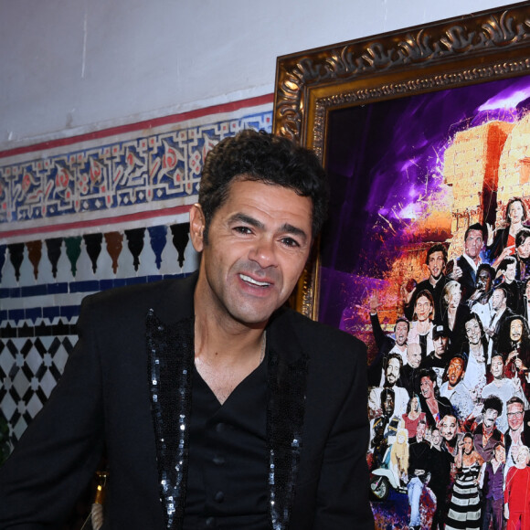Exclusif - Jamel Debbouze avec un tableau pour célébrer les 10 ans du "Marrakech du Rire" à l'hôtel Selman de Marrakech, le 18 juin 2022. © Rachid Bellak/Bestimage
