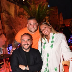 Exclusif - François-Xavier Demaison avec le couple d'influenceurs Nicocapone, Nicolas Scuderi (Nico) et Daniela Pinto - Grand gala du "Marrakech du Rire 2022" pour la 10e édition à l'hôtel Selman de Marrakech, le 18 juin 2022. © Rachid Bellak/Bestimage