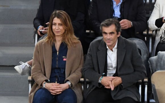 Raphaël Enthoven et sa compagne Adèle Van Reeth - Célébrités dans les tribunes des internationaux de France de Roland Garros à Paris le 30 mai 2022. 