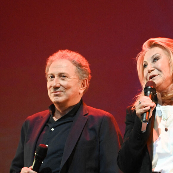 Exclusif - Michel Drucker et Sheila - Soirée du 20ème anniversaire de la chaîne Mélody TV à l'Olympia de Paris le 8 juin 2022. Depuis 20 ans, retrouvez les plus grands moments de la télévision dans des émissions de variétés incontournables, des concerts mythiques, des documentaires rares, des plages de clips collector. La chaîne Melody c'est aussi une expertise de la musique à travers ses émissions, les experts de la chanson française et internationale vous dévoilent les petits secrets des légendes de la musique. Melody a fait le choix éditorial de mettre en avant le patrimoine de la variété française, des premiers tubes d'une multitude d'artistes. © Coadic Guirec - Giancarlo Gorassini/Bestimage 