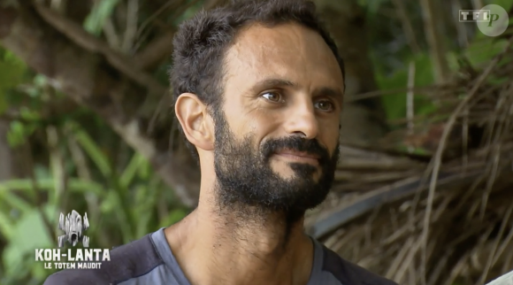 Jean-Charles, Bastien, Géraldine et François disputent l'épreuve des poteaux dans "Koh-Lanta, Le Totem maudit", lors de la finale.