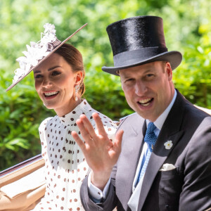 Le prince William, duc de Cambridge, et Catherine (Kate) Middleton, duchesse de Cambridge, lors du quatrième jour de la Royal Ascott à l'hippodrome d'Ascot dans le Berkshire, Royaume-Uni.