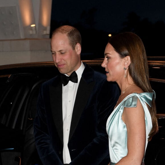 Le prince William, duc de Cambridge, et Catherine (Kate) Middleton, duchesse de Cambridge, assistent à une réception organisée par le gouverneur général des Bahamas, Sir Cornelius Alvin Smith, au complexe Baha Mar sur l'île de New Providence aux Bahamas pour rencontrer des dirigeants communautaires et des habitants des nombreuses îles des Bahamas. , au septième jour de leur tournée dans les Caraïbes au nom de la reine pour marquer son jubilé de platine. Nassau, le 25 mars 2022.