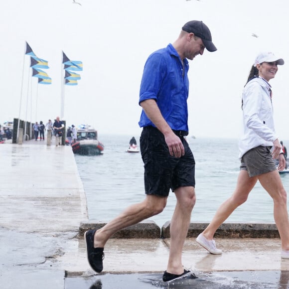 Le prince William, duc de Cambridge, et Catherine (Kate) Middleton, duchesse de Cambridge, assistent à bord d'un bateau de la Bahamas Platinum Jubilee Sailing Regatta à Montagu Bay, l'une des premières régates de voile aux Bahamas depuis le début de la pandémie, le septième jour de leur tournée dans les Caraïbes au nom de la reine pour marquer son jubilé de platine. Nassau, le 25 mars 2022. 