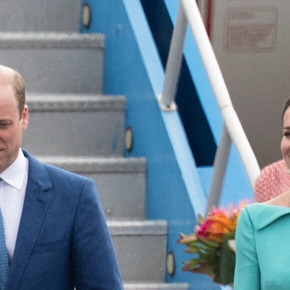 Le prince William, duc de Cambridge, et Catherine (Kate) Middleton, duchesse de Cambridge, arrivent à l'aéroport Lynden Pindling à Nassau, dans le cadre de leur visite officielle aux Bahamas pour marquer le jubilé de platine de la reine. Le 24 mars 2022. 