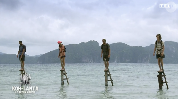 Jean-Charles, Bastien, Géraldine et François disputent l'épreuve des poteaux dans "Koh-Lanta, Le Totem maudit", lors de la finale.