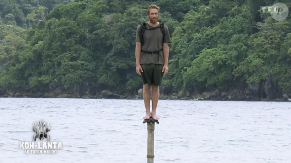 Jean-Charles, Bastien, Géraldine et François disputent l'épreuve des poteaux dans "Koh-Lanta, Le Totem maudit", lors de la finale.