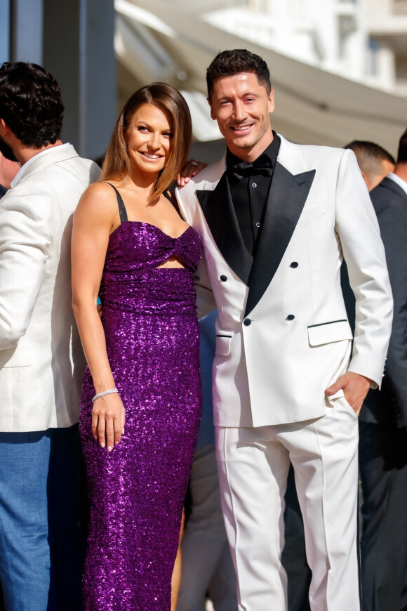 Robert Lewandowski et sa femme Anna Lewandowska à la sortie de l'hôtel "Martinez" lors du 75ème Festival International du Film de Cannes, le 25 mai 2022.